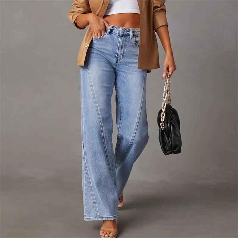Frau in blauen Patchwork-Jeans, weites Bein, Mid-Waist, modisch, lässig, Denim-Hose.