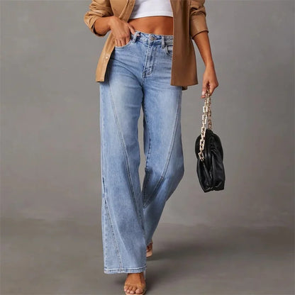 Frau in blauen Patchwork-Jeans, weites Bein, Mid-Waist, modisch, lässig, Denim-Hose.