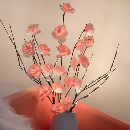 Rosa LED-Rosenstrauß in weißer Vase, dekorative Beleuchtung, romantische Wohnkultur.