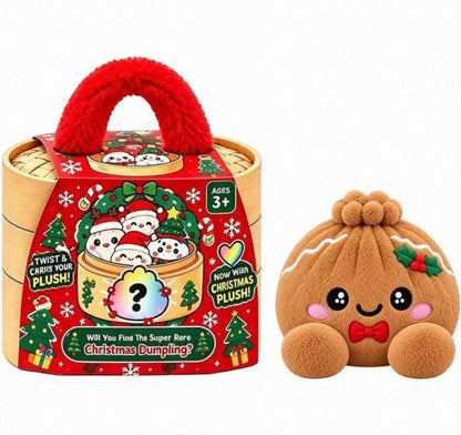 Pepparkaksbrun dumplingfigur med vita glasyrlinjer, järnekskvist och röd fluga bredvid röd julask 13