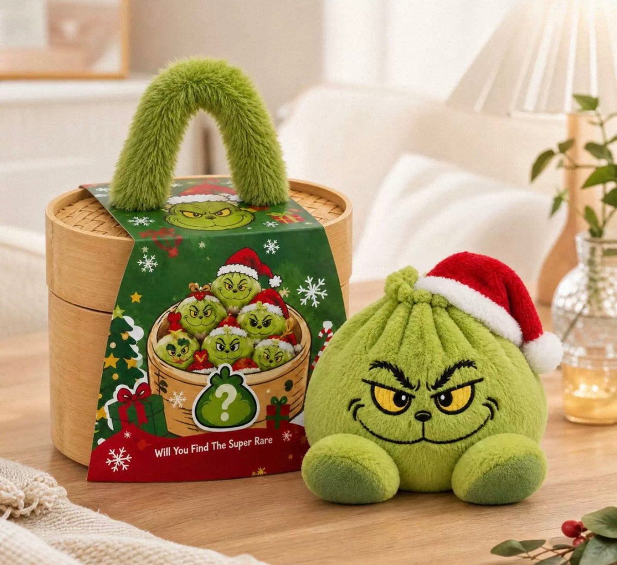 Grön grinchliknande figur med tomteluva bredvid grön ask med grönt handtag på ett bord i hemmiljö 20