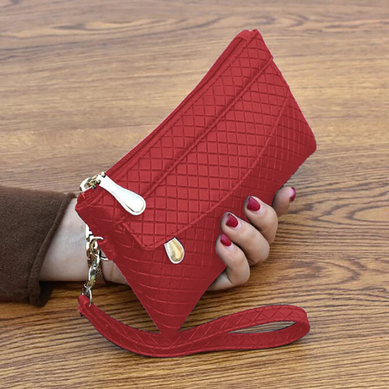 Rote Damenhandtasche aus Leder mit Riemen, geometrisches Muster, elegante Modeaccessoire.