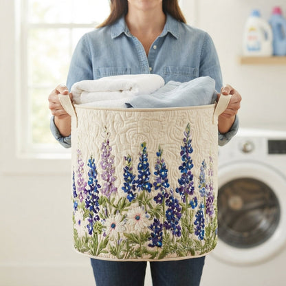 En person i jeansskjorta håller korgen i canvashandtagen, fylld med vikta handdukar, framför en tvättmaskin. 4