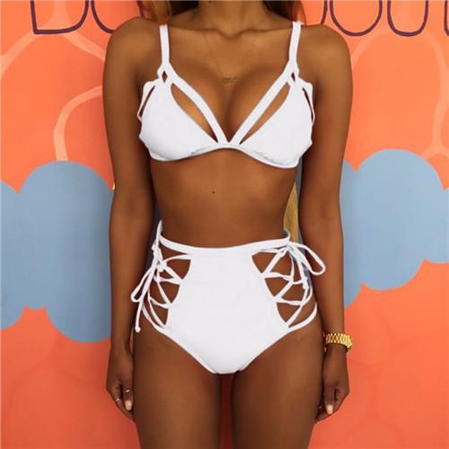 Frau in weißem Bikini mit Cut-Outs, modisch, Strandmode, Sommer, Damenbademode, trendig.