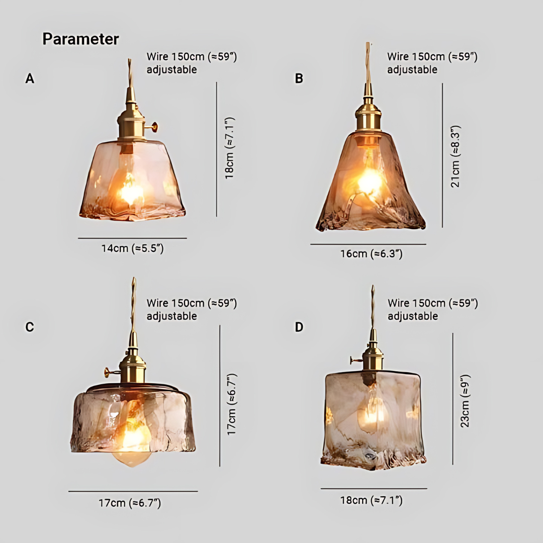 Vier hängende Glaslampen, verschiedene Formen, verstellbares Kabel, warmes Licht, modern.