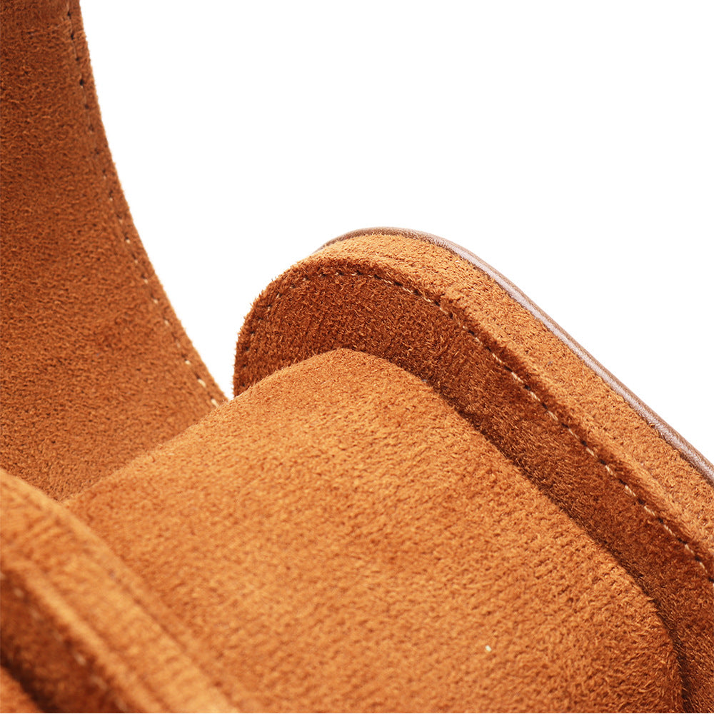 Nahaufnahme brauner Wildlederschuh, weiche Textur, hochwertige Handwerkskunst.