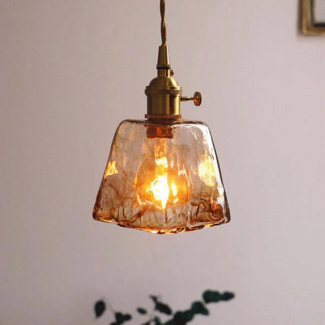 Vintage Hängelampe aus Glas, warmes Licht, Retro-Design, ideal für Wohnzimmer oder Esszimmer.