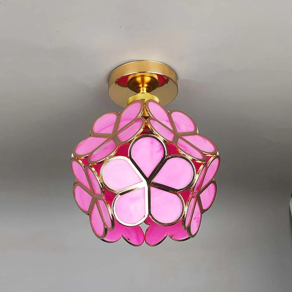 Rosa Deckenleuchte aus Glas mit Blumenmuster, goldener Rahmen, moderne Beleuchtung.