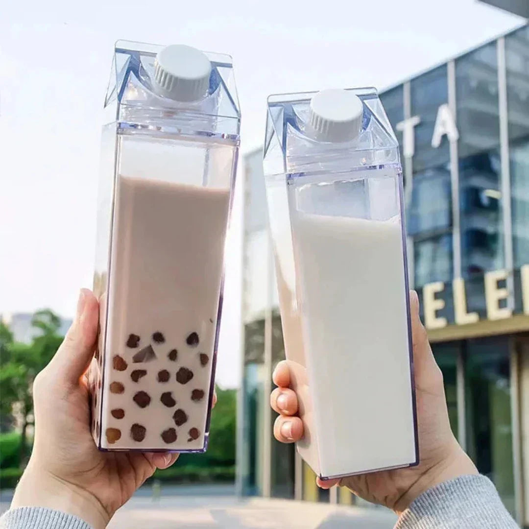 Zwei transparente Trinkflaschen mit Milch und Bubble Tea, quadratisch, mit Schraubverschluss.