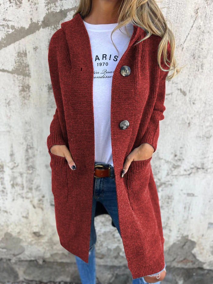 Frau in rotem Strickmantel mit Knöpfen, lässiger Stil, Herbstmode, weiße T-Shirt, Jeans.