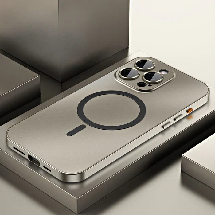 Smartphone-Hülle aus Metall mit MagSafe, goldfarben, für iPhone, modernes Design.