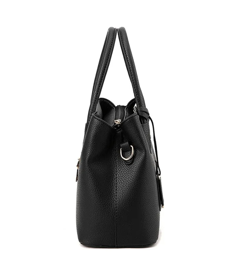 Schwarze Lederhandtasche, seitliche Ansicht, elegante Damenmode, Accessoire, Metallringe.