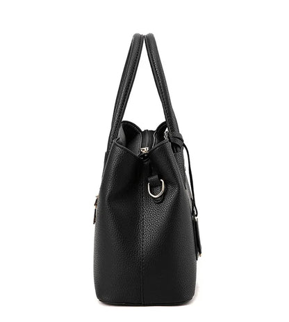 Schwarze Lederhandtasche, seitliche Ansicht, elegante Damenmode, Accessoire, Metallringe.