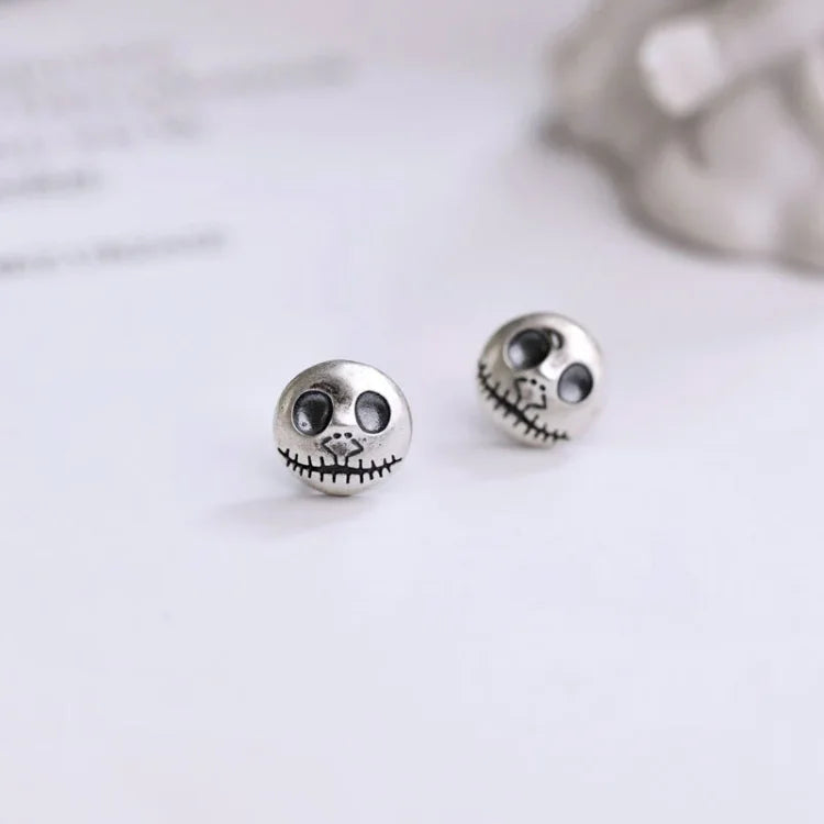 Silberne Totenkopf-Ohrringe, Halloween-Schmuck, gruseliges Accessoire, Geschenkidee.