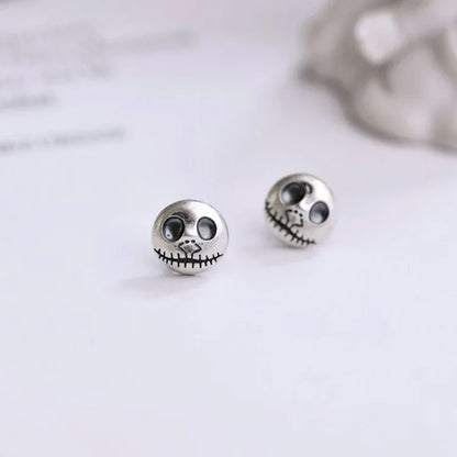 Silberne Totenkopf-Ohrringe, Halloween-Schmuck, gruseliges Accessoire, Geschenkidee.