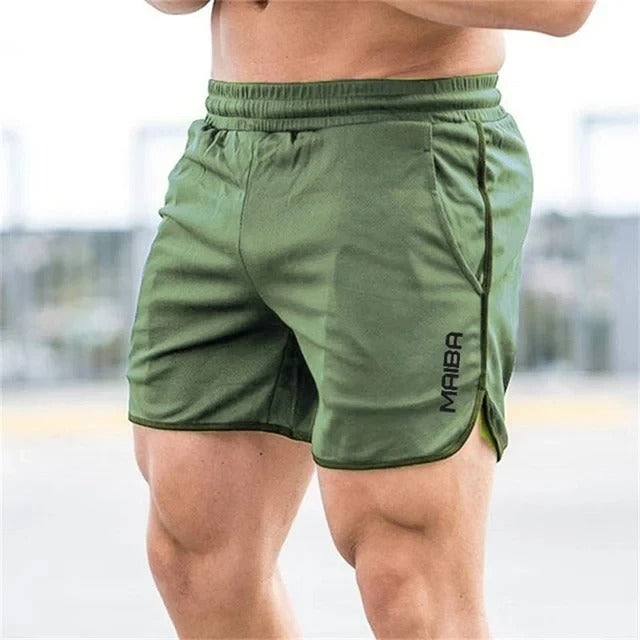 Grüne Herren-Trainingsshorts, atmungsaktiv, elastisch, ideal für Fitness und Sport.