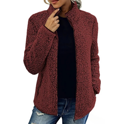 Frau in roter Fleecejacke, lässig, warm, modisch, Herbstmode, Damenbekleidung, Outdoorjacke.