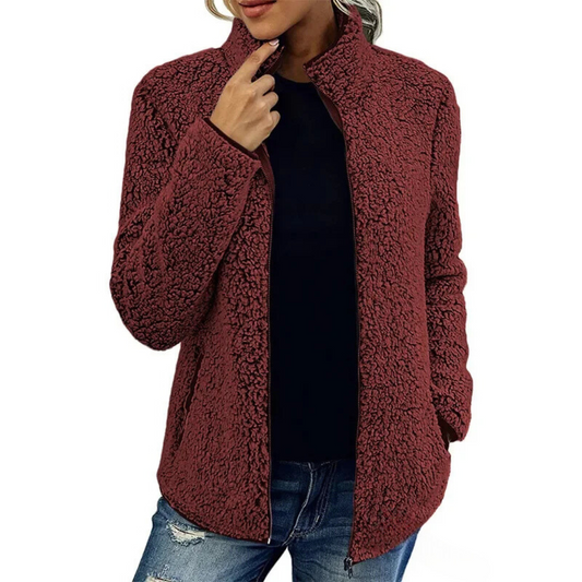 Frau in roter Fleecejacke, lässig, warm, modisch, Herbstmode, Damenbekleidung, Outdoorjacke.