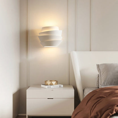 Moderne weiße Wandleuchte im Schlafzimmer, minimalistisch, energiesparend, stilvolles Design.