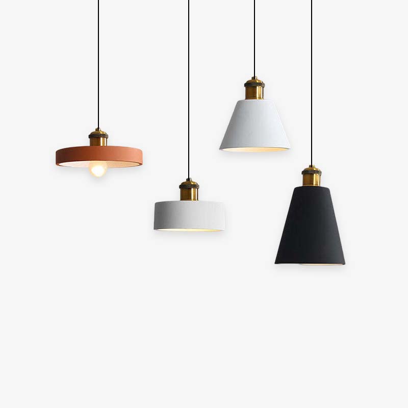Moderne Hängelampen in Kupfer, Weiß und Schwarz, minimalistisch, Inneneinrichtung, Beleuchtung.