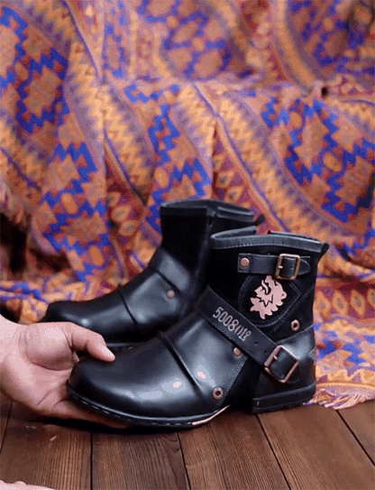 Schwarze Lederstiefel mit Schnallen, handgefertigt, auf buntem Hintergrund.