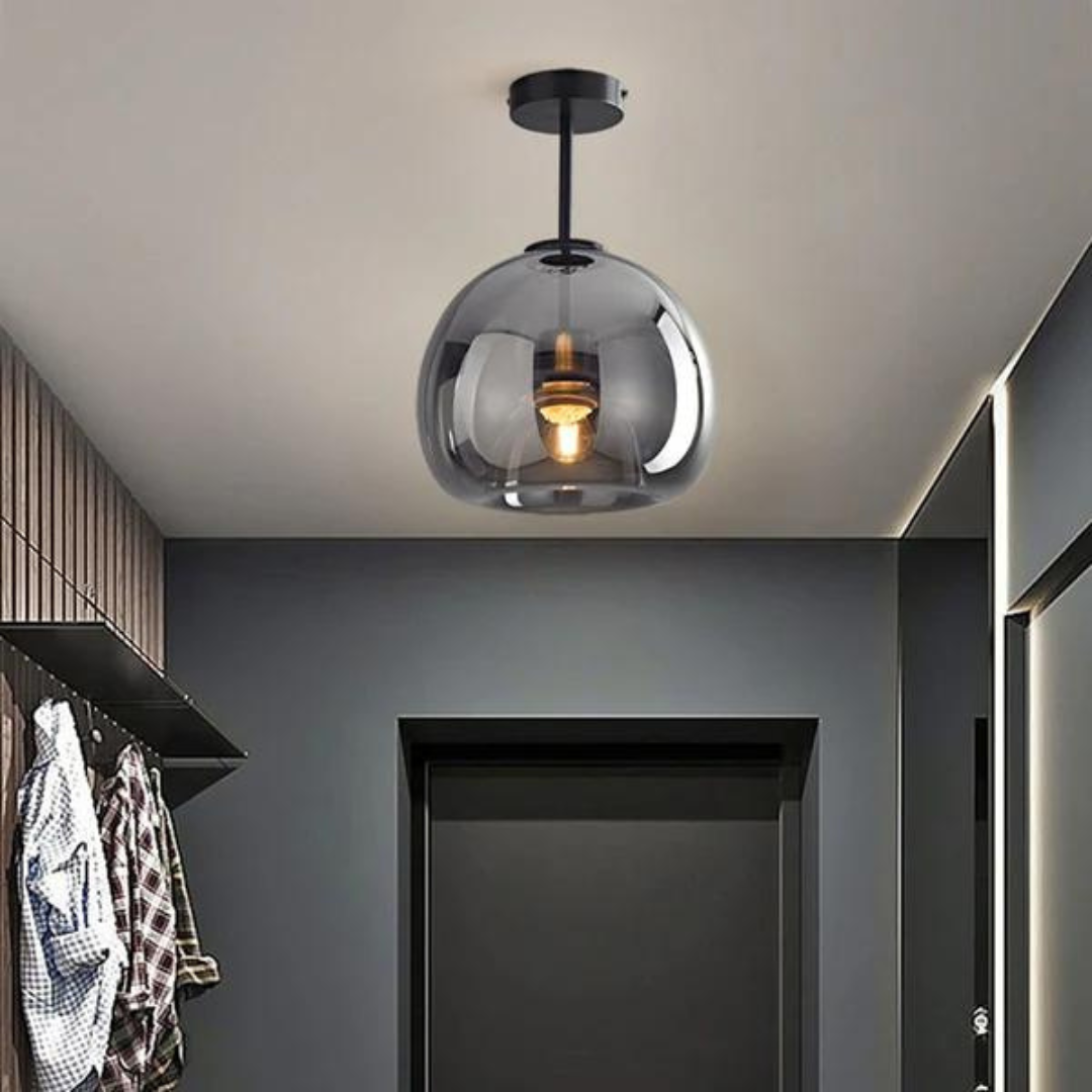 Moderne schwarze Glas-Pendelleuchte im Flur, elegantes Design, Innenbeleuchtung.
