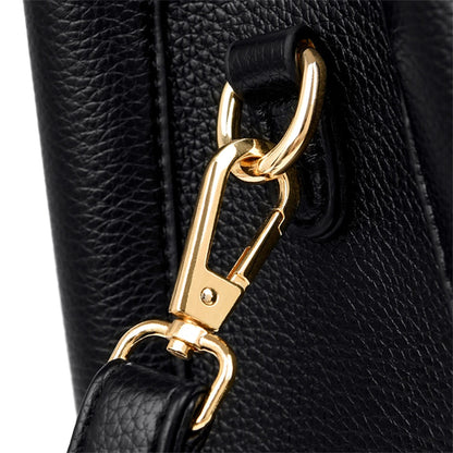 Schwarze Ledertasche mit goldener Metallschnalle, elegante Damenhandtasche, hochwertig.