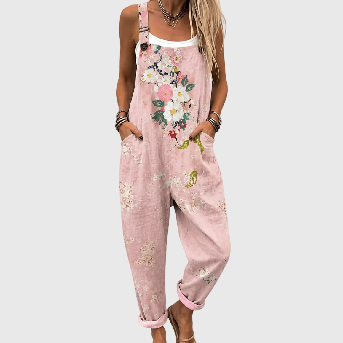 Närbild framifrån på modell med händerna i sidofickorna, där blomsterbuketten på bröstet och uppvikta byxben syns tydligt. 1