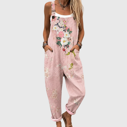 Närbild framifrån på modell med händerna i sidofickorna, där blomsterbuketten på bröstet och uppvikta byxben syns tydligt. 1