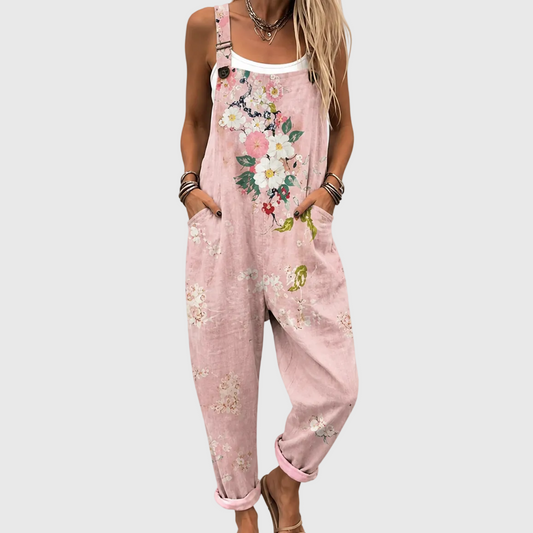 Närbild framifrån på modell med händerna i sidofickorna, där blomsterbuketten på bröstet och uppvikta byxben syns tydligt. 1