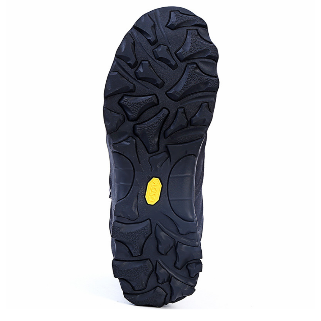 Schwarze Wanderschuhsohle mit gelbem Logo, rutschfestes Profil, Outdoor-Ausrüstung.