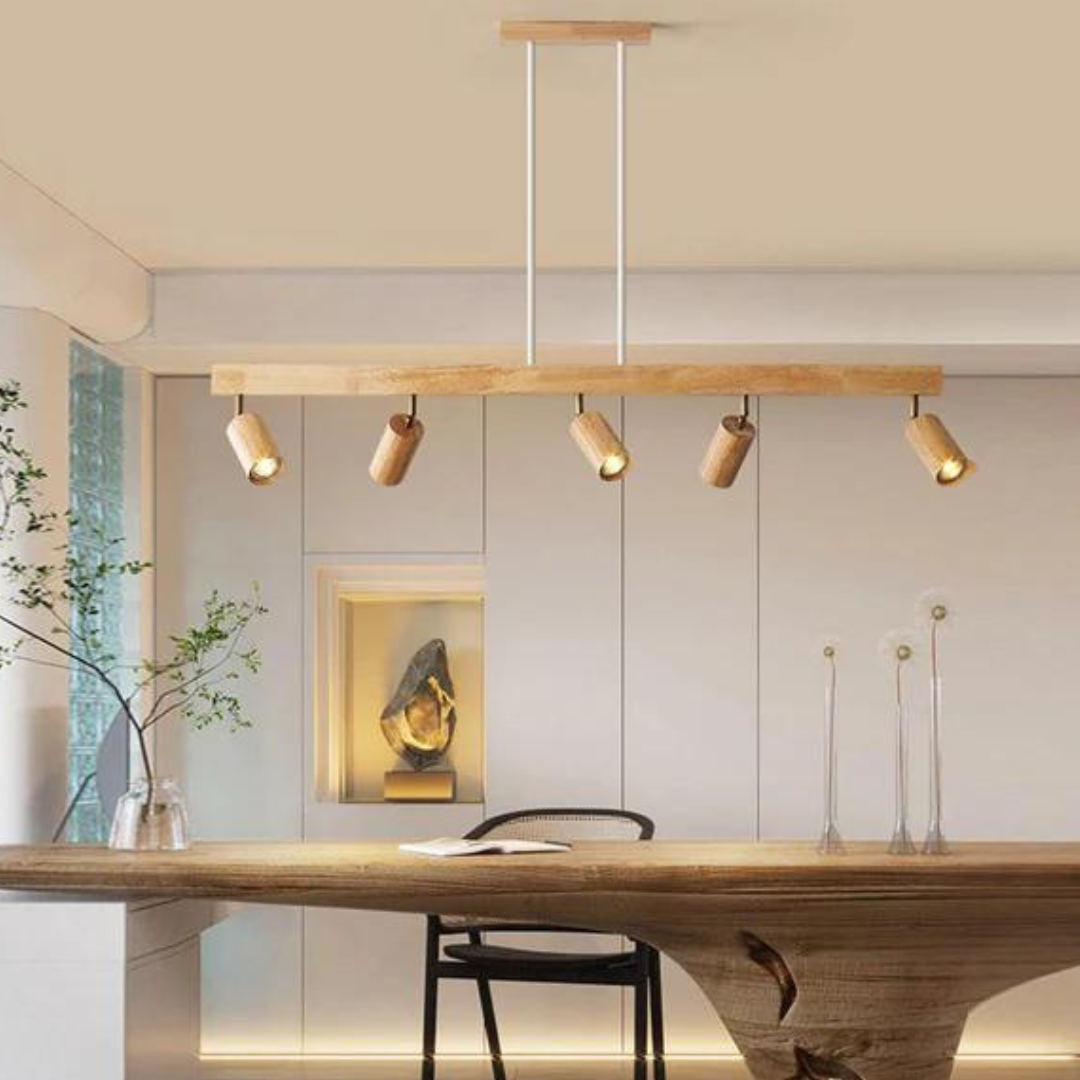 Moderne Holz-Pendelleuchte mit fünf verstellbaren Spots über Esstisch im minimalistischen Raum.