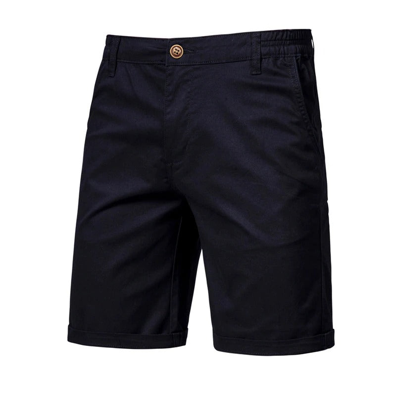 Svarta shorts sedda framifrån med knapp i midjan, resår i sidan, snedfickor och uppvikta benslut. 6