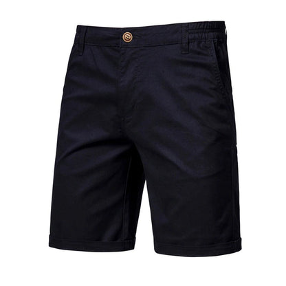 Svarta shorts sedda framifrån med knapp i midjan, resår i sidan, snedfickor och uppvikta benslut. 6