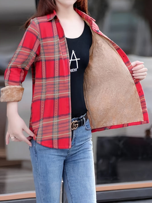 Frau in rotem kariertem Hemd mit Fleece-Futter, schwarze Bluse, blaue Jeans, modisch, lässig.