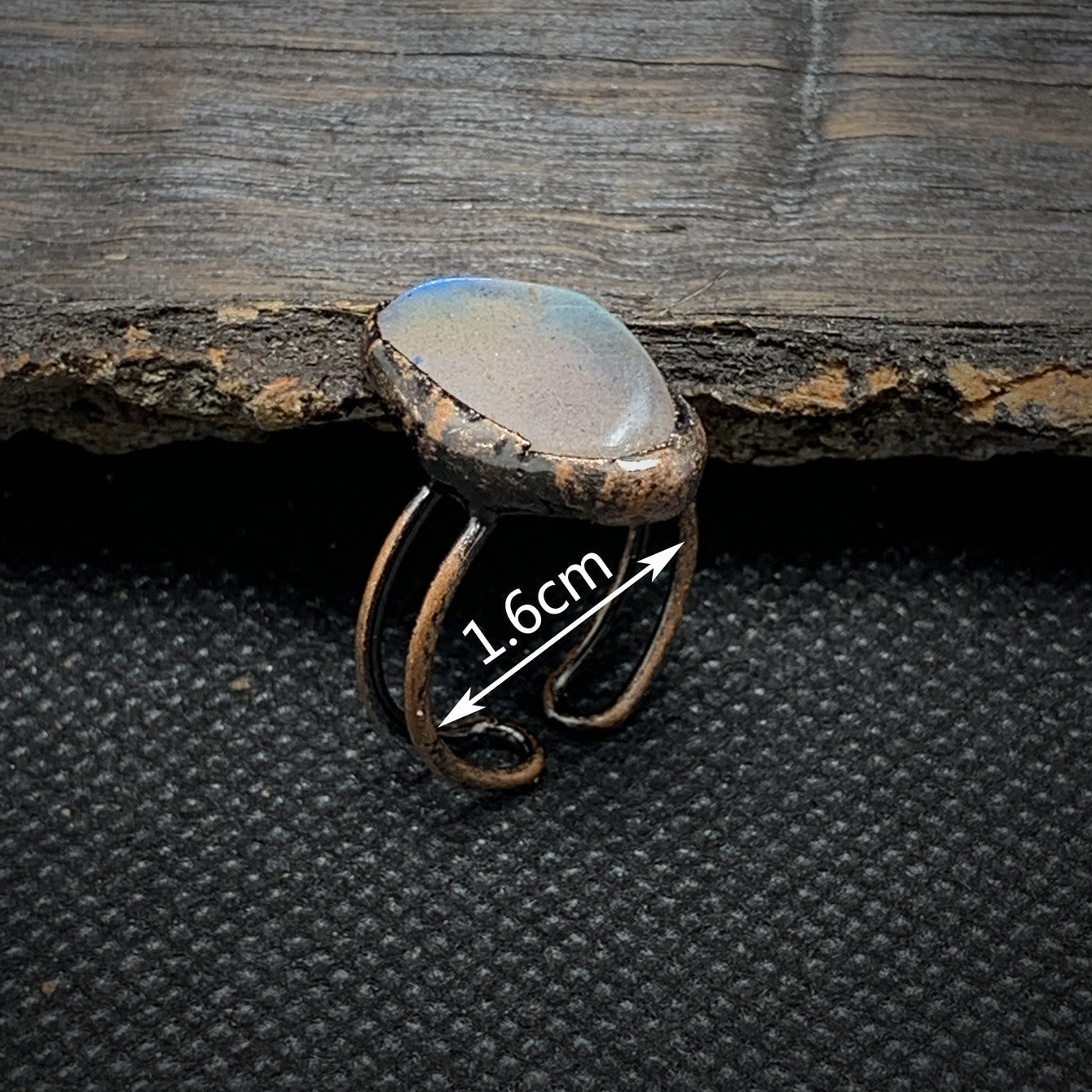 Ring mit ovalem Mondstein, 1,6 cm, handgefertigt, Vintage-Stil, Kupferfassung, Schmuck.