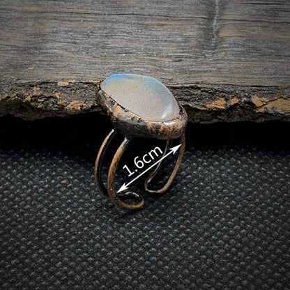 Ring mit ovalem Mondstein, 1,6 cm, handgefertigt, Vintage-Stil, Kupferfassung, Schmuck.