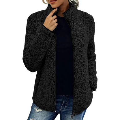 Frau in schwarzer Fleecejacke, Reißverschluss, lässig, warm, Herbstmode, Damenbekleidung.