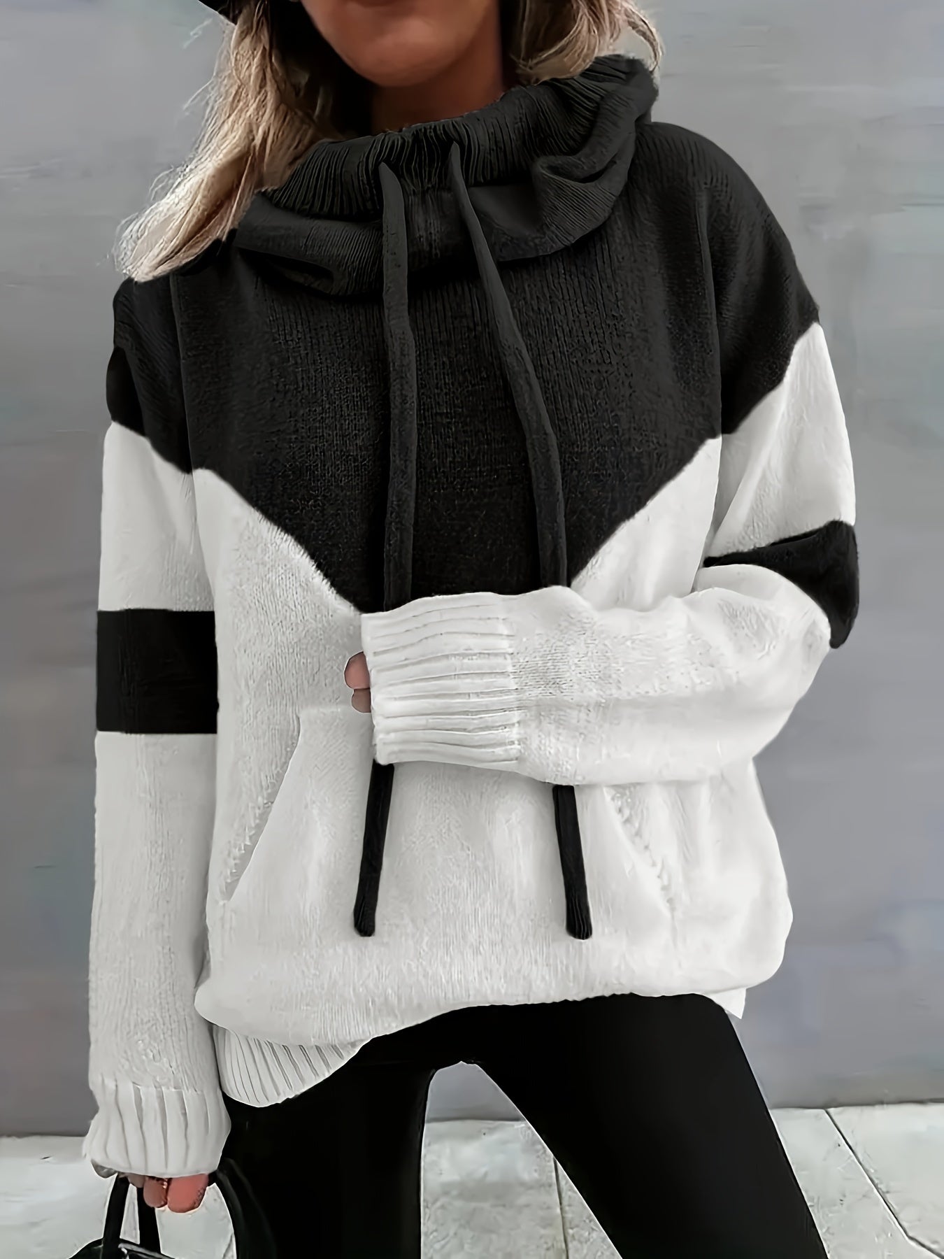 Schwarz-weißer Damenpullover mit Kapuze und Kordelzug, lässig, warm, modisch.