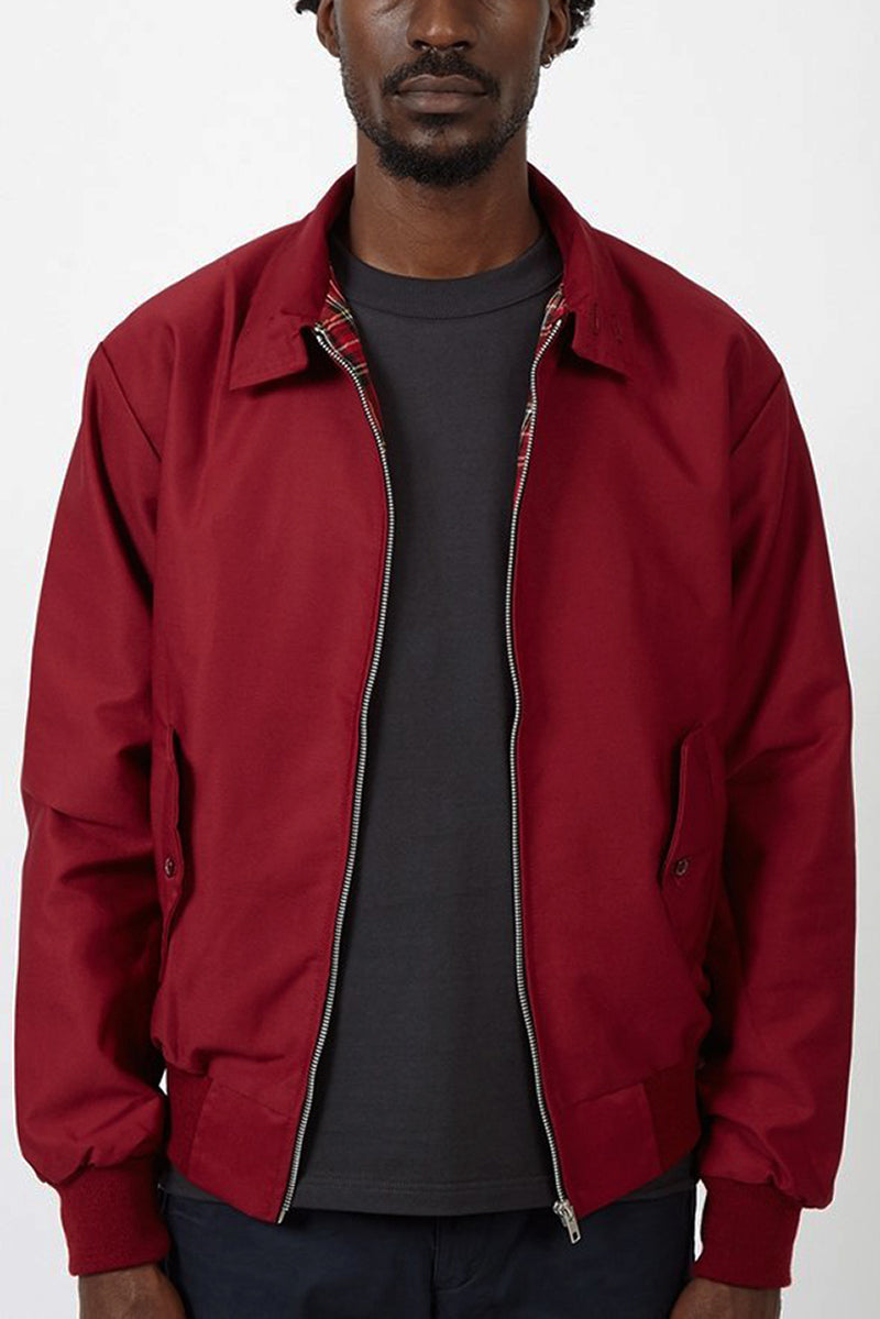 Rote Herrenjacke, Baumwolle, Reißverschluss, Freizeitmode, Herbstbekleidung, klassischer Stil.