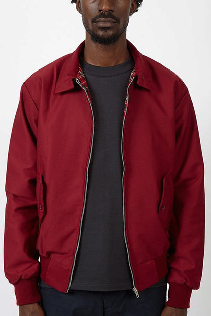 Rote Herrenjacke, Baumwolle, Reißverschluss, Freizeitmode, Herbstbekleidung, klassischer Stil.