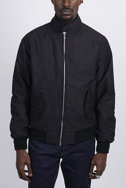 Schwarze Herrenjacke mit Reißverschluss, Stehkragen und Taschen, modisch und vielseitig.