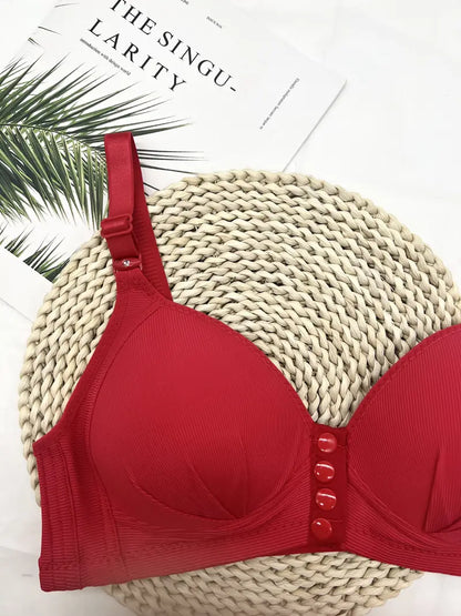 Roter BH mit Knöpfen auf geflochtener Unterlage, Damenunterwäsche, stilvoll und elegant.