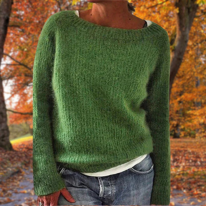 Grön stickad tröja med rund hals och långa ärmar, bärd av en modell över vitt linne och jeans i en höstpark. 5
