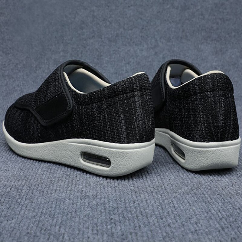 Schwarze Herren-Sneaker mit Klettverschluss, rutschfeste Sohle, bequem, atmungsaktiv.