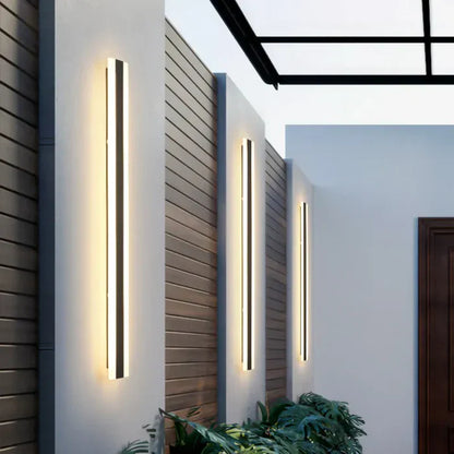 Moderne LED-Wandleuchten, vertikal, schwarz, Außenbereich, energiesparend, stilvolles Design.
