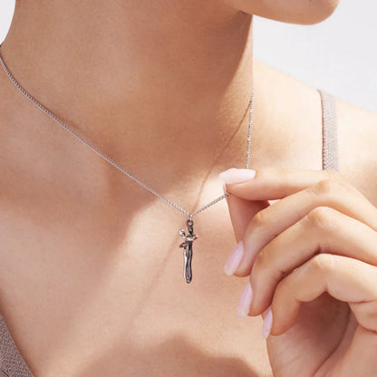 Silberne Halskette mit Dolch-Anhänger, Damen-Schmuck, elegantes Design, modisch, Geschenkidee.