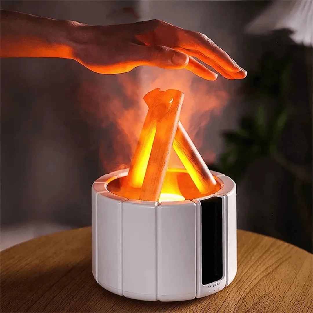 Hand über LED-Kamin, tragbarer elektrischer Tischkamin, weiß, modernes Design, stimmungsvolles Licht.