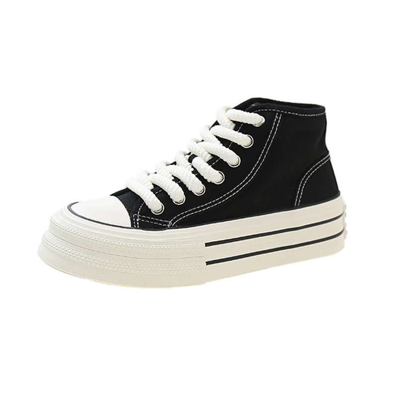 Schwarzer Plateau-Sneaker mit weißer Sohle und Schnürsenkeln, modischer Freizeitschuh.