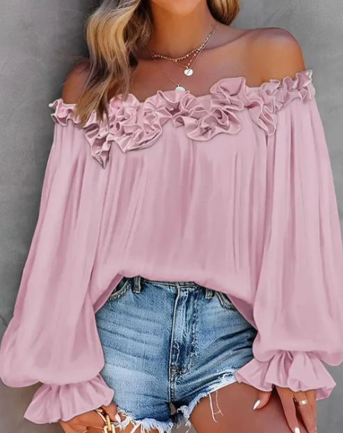 Frau in rosa schulterfreiem Rüschen-Top und blauen Jeansshorts, modisch, sommerlich.